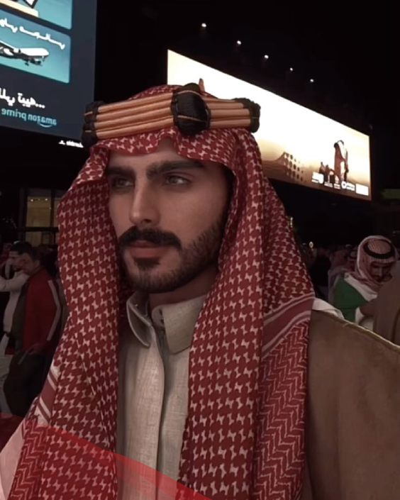 شباب سعوديين خقق بالشماغ